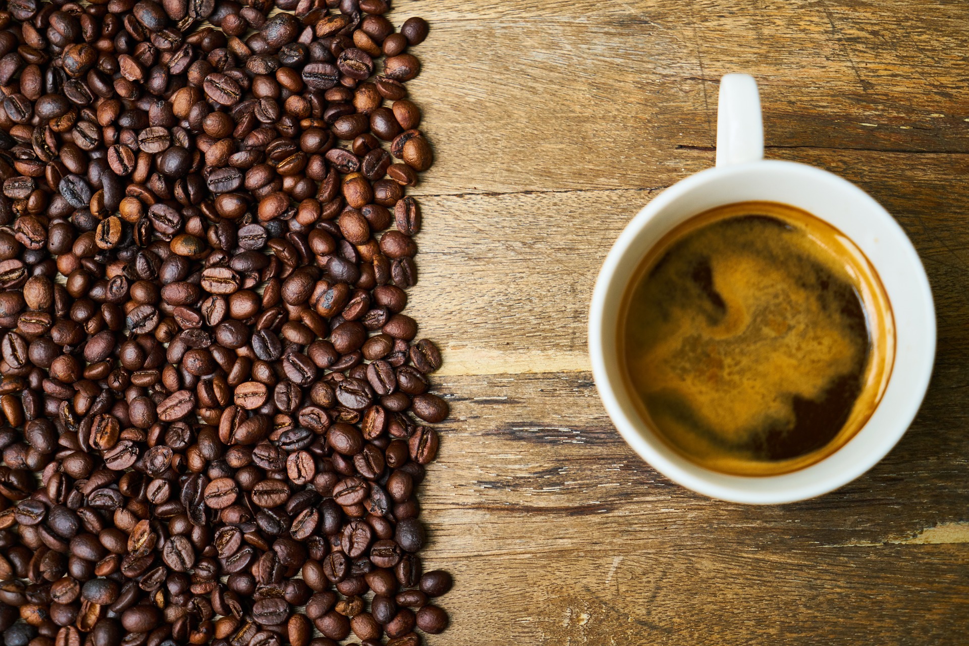 Taza y granos de café de Colombia